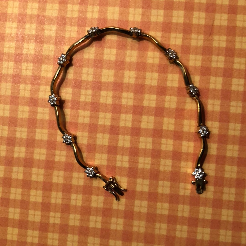 Gold plated bracelet with crystal flowers